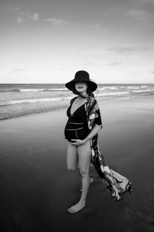 Monica esperando a Aurora